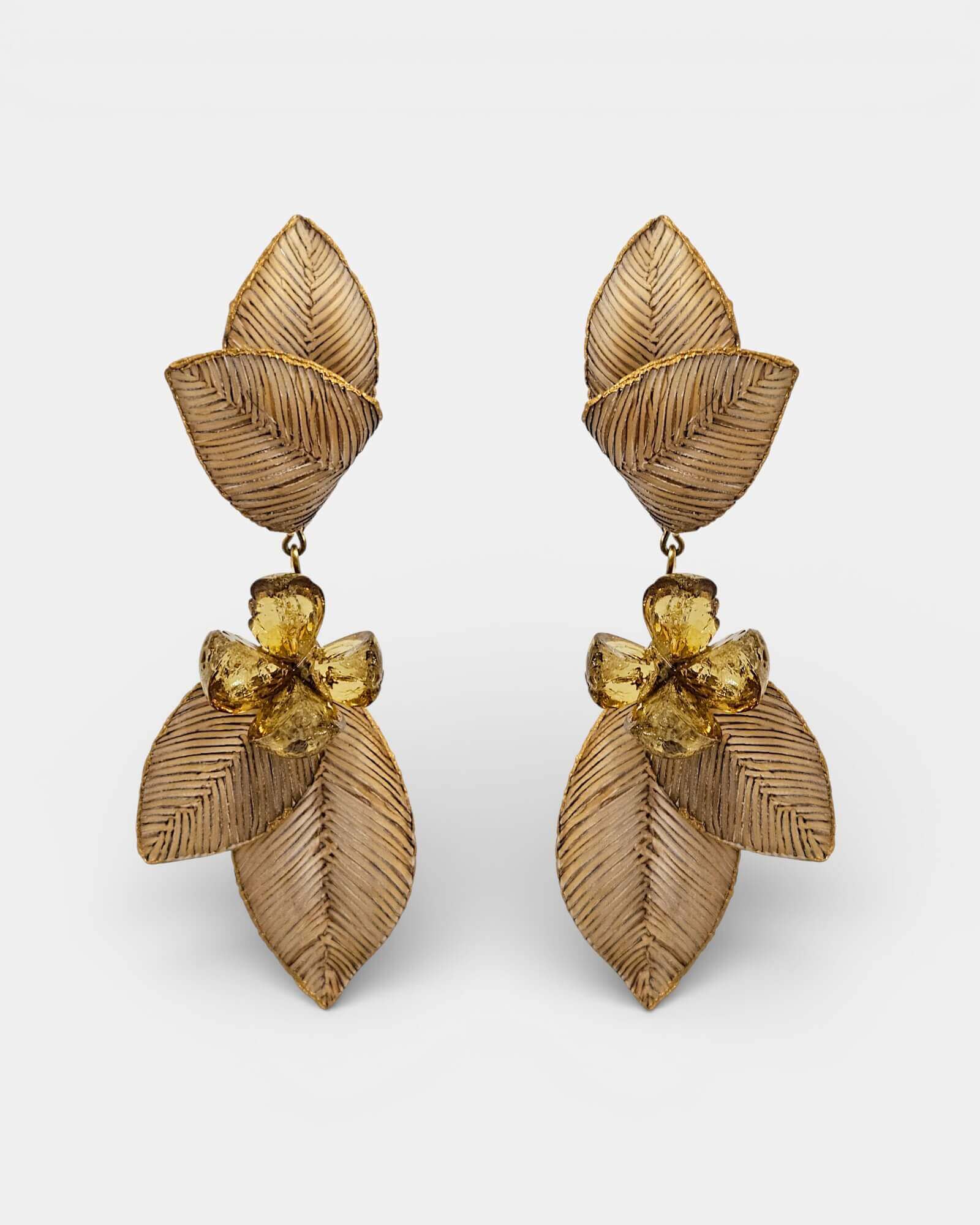 Pendientes Cilea Paris dorados con hojas beige y flor ámbar, elegante bisutería Sanci