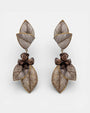Pendientes Cilea Paris con hojas marrones y flor ámbar, joyería Sanci elegante