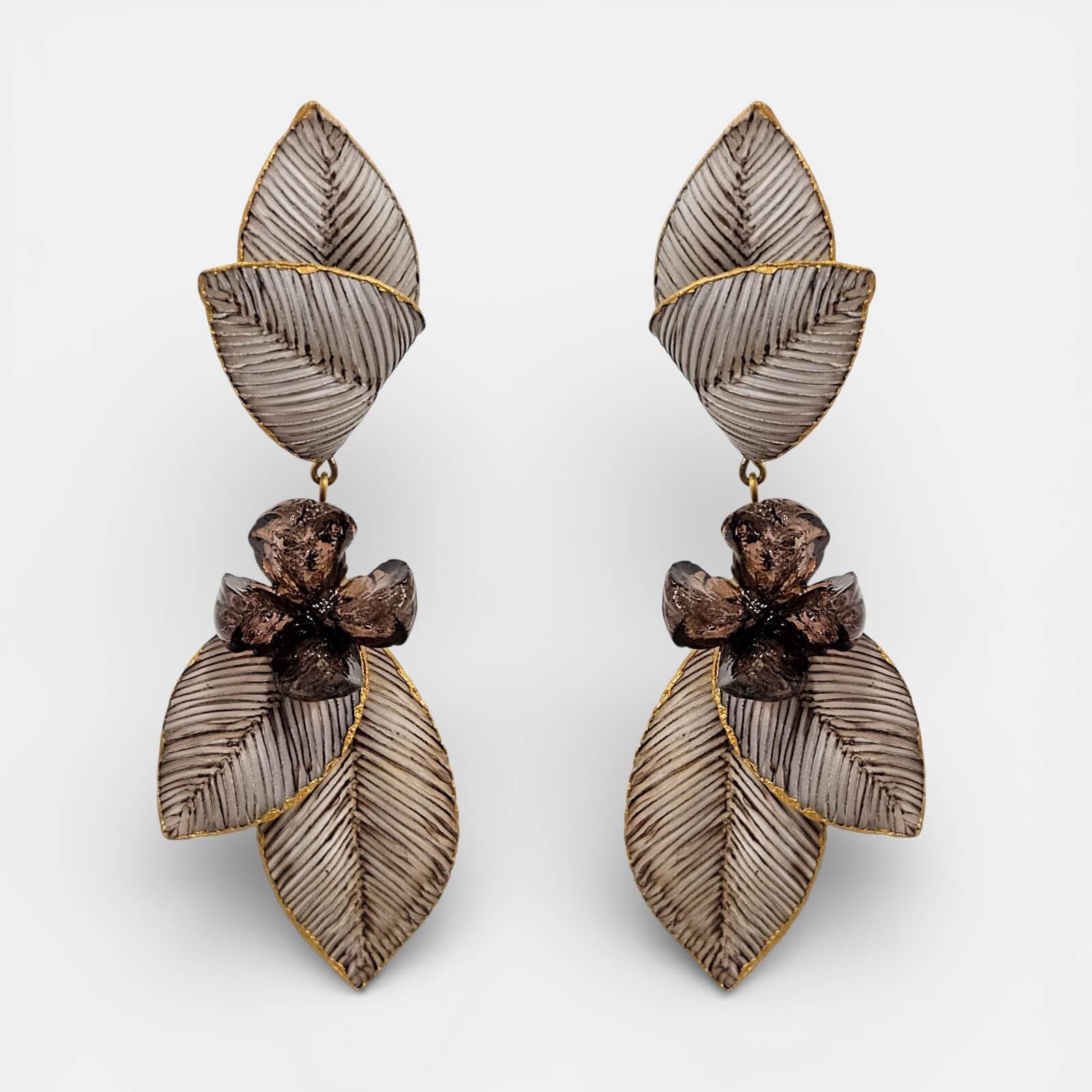 Pendientes Cilea Paris con hojas marrones y flor ámbar, joyería Sanci elegante