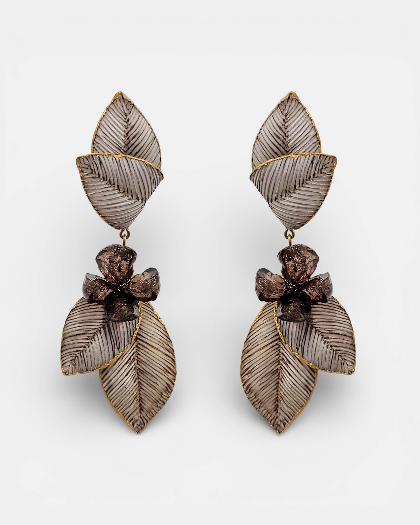 Pendientes Cilea Paris con hojas marrones y flor ámbar, joyería Sanci elegante