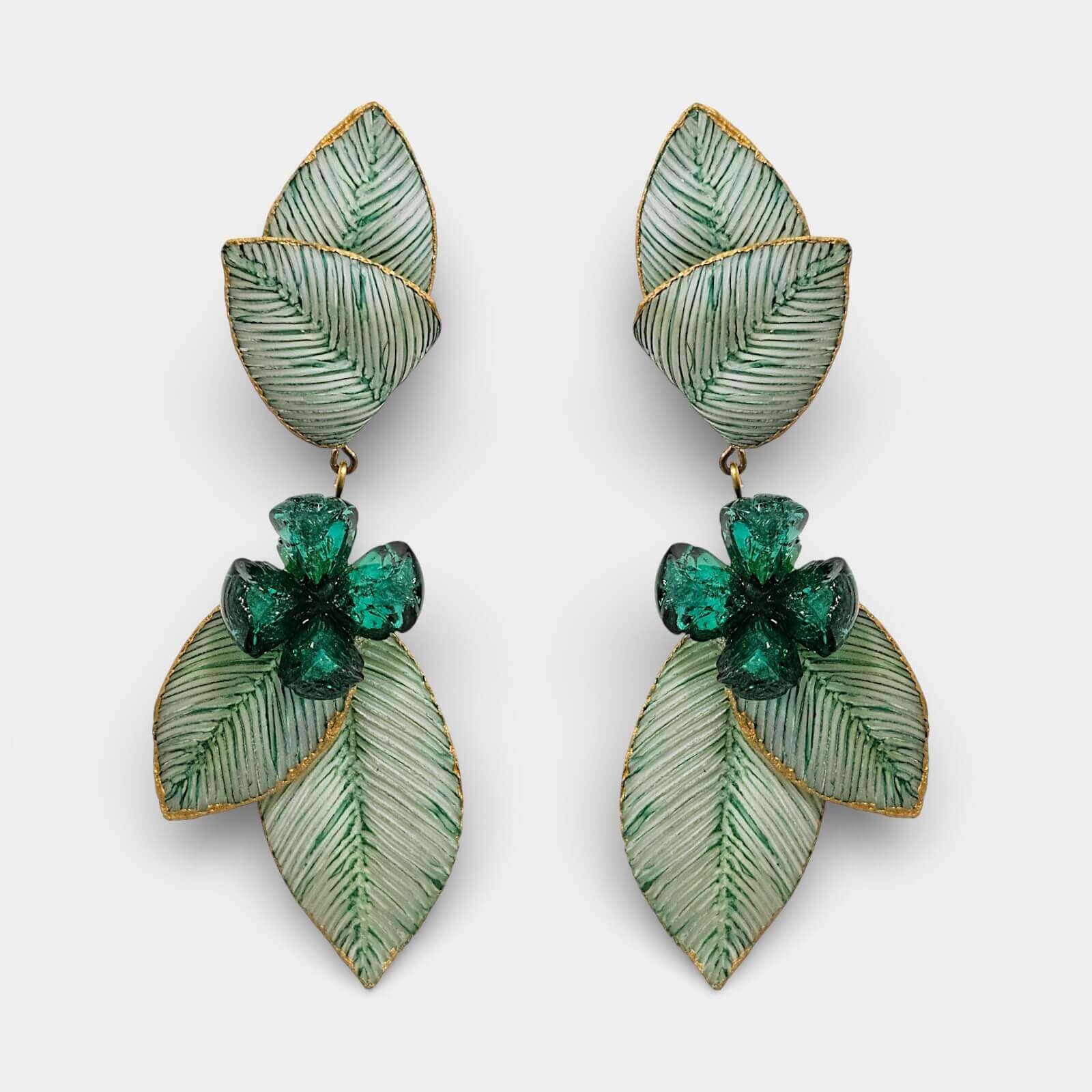 Pendientes Cilea Paris con hojas verdes y flores de cristal, joyería Sanci elegante.