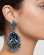 Pendientes largos Dublos bordados en seda azul y verde vistos puestos en modelo