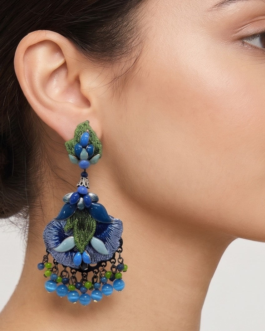 Pendientes largos Dublos bordados en seda azul y verde vistos puestos en modelo