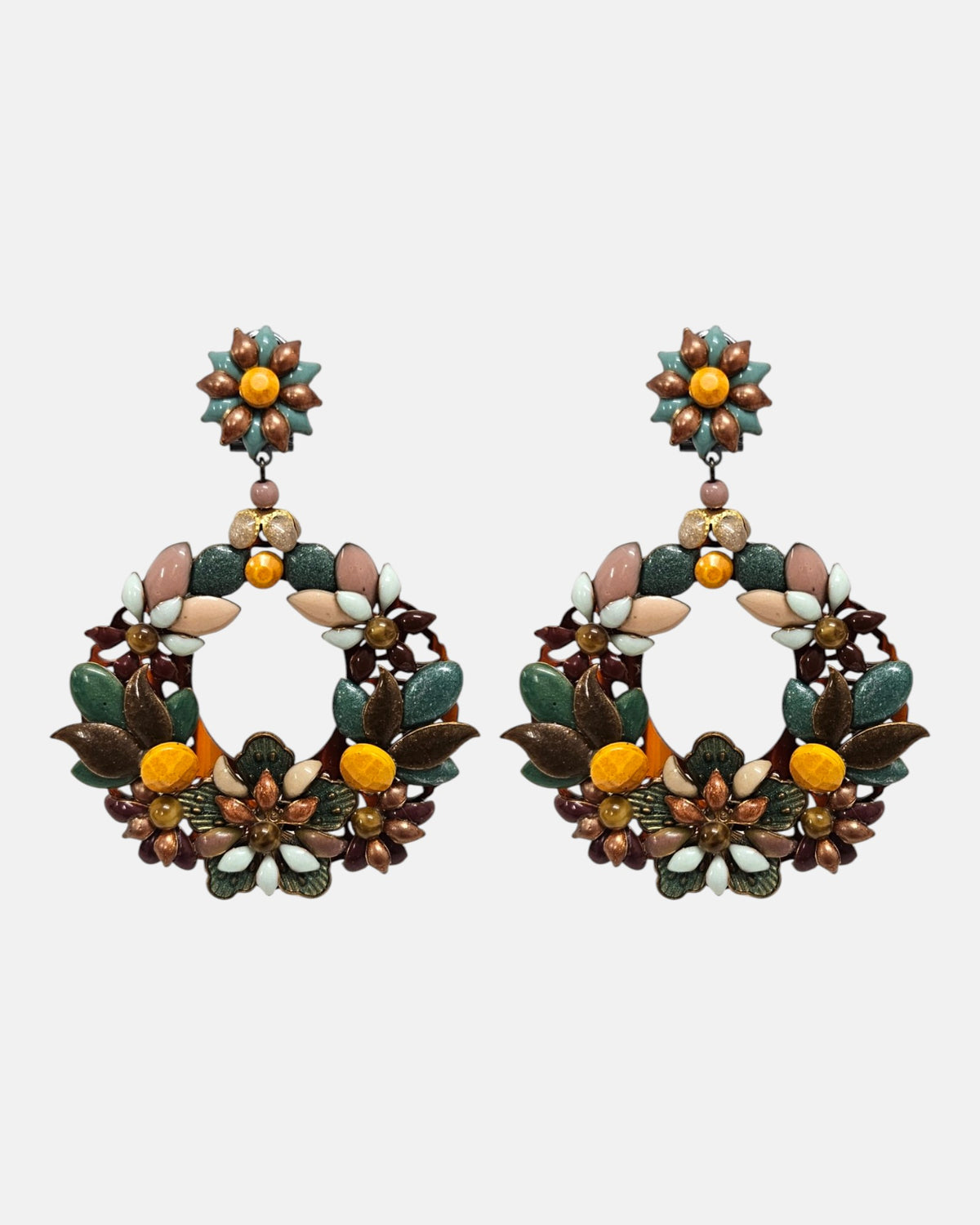 Par de pendientes grandes Dublos con silueta de aro y corona de flores en relieve en tonos mostaza, verde y bronce