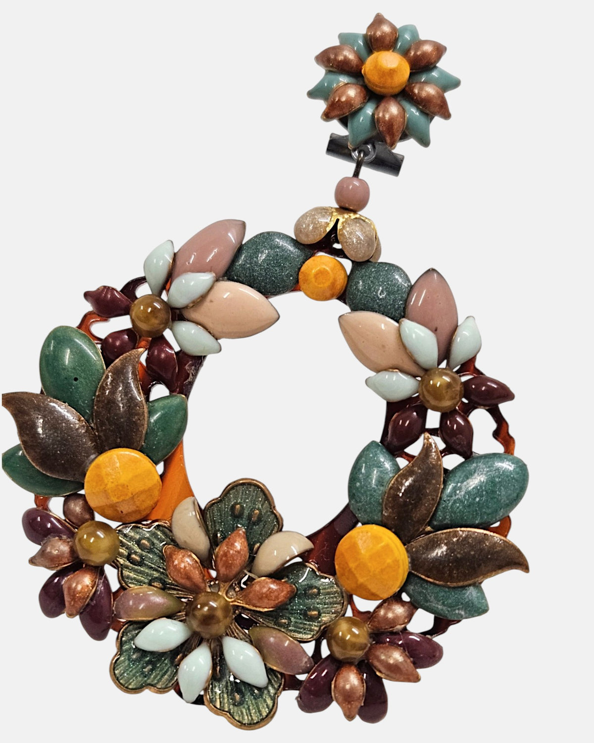Detalle artesanal de flores esmaltadas, hojas metalizadas y base de carey en pendientes Dublos