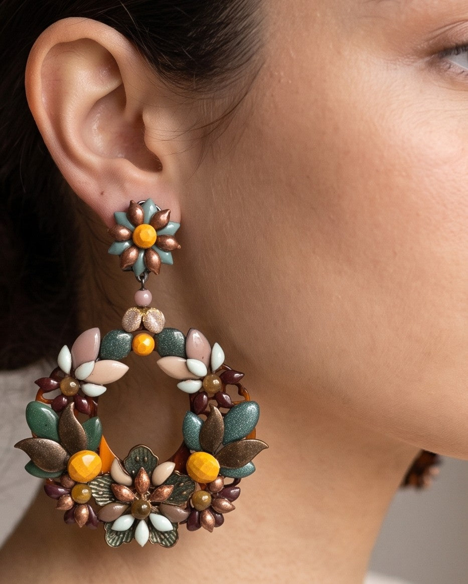 Pendientes de aro floral Dublos de gran tamaño vistos puestos en oreja de modelo