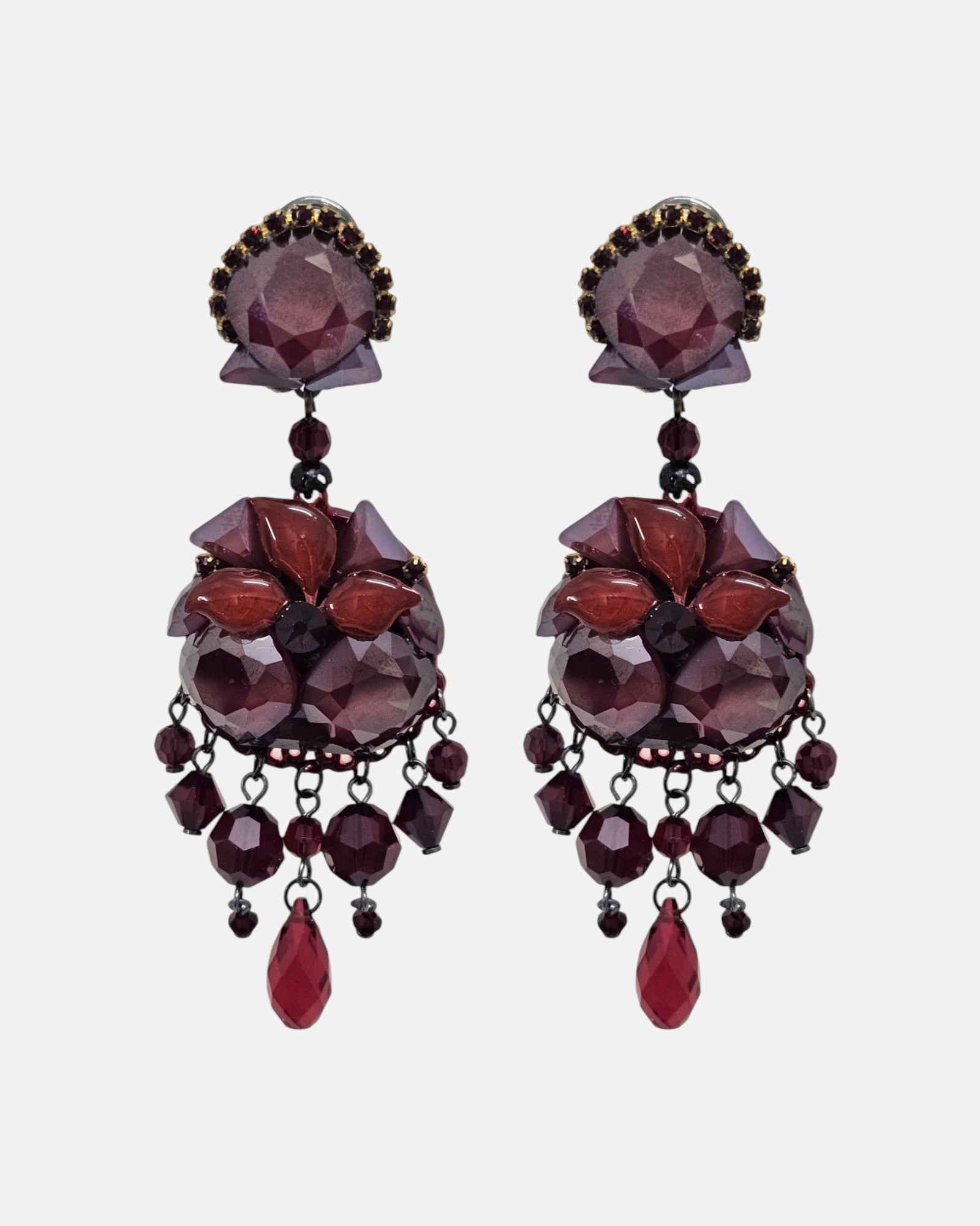 Par de pendientes artesanales Dublos de fiesta en resina facetada color granate y lágrimas colgantes