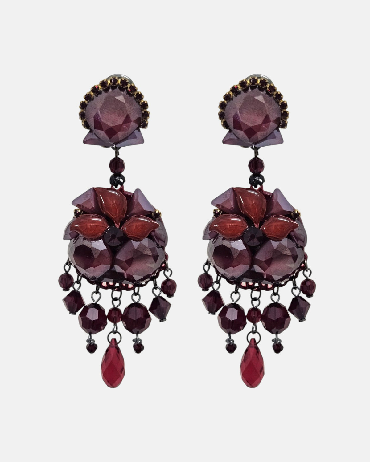 Par de pendientes artesanales Dublos de fiesta en resina facetada color granate y lágrimas colgantes