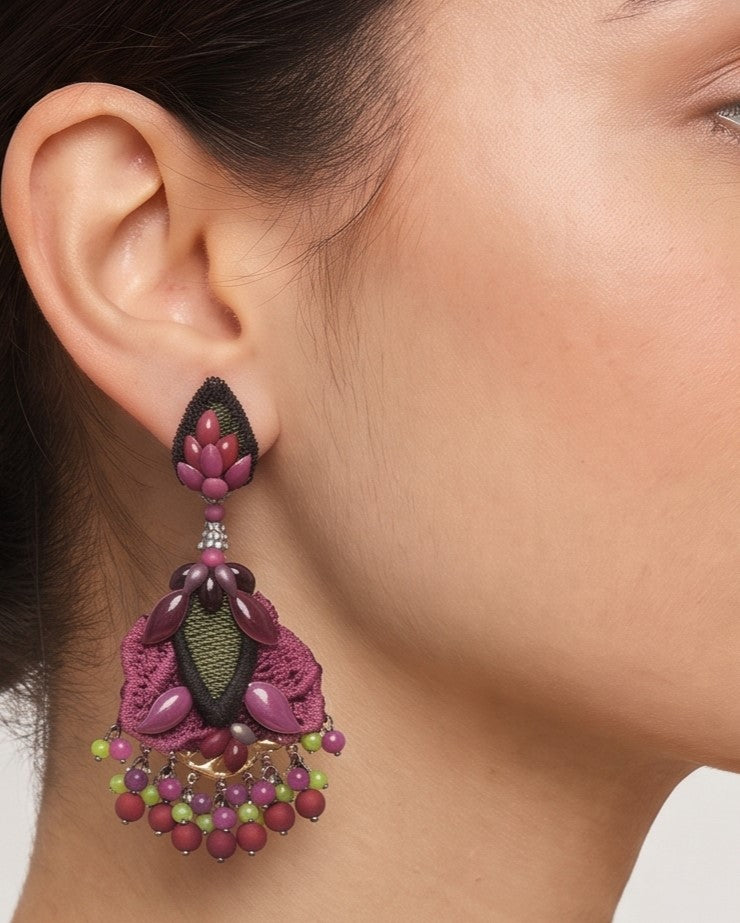 Pendientes largos de invitada Dublos buganvilla y morado vistos puestos con peinado recogido