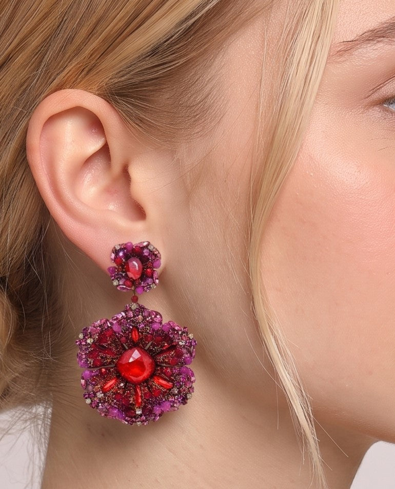 Pendientes florales de fiesta Dublos en tono rojo y fucsia vistos puestos en modelo