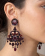 Pendientes largos de fiesta Dublos granates vistos puestos en oreja