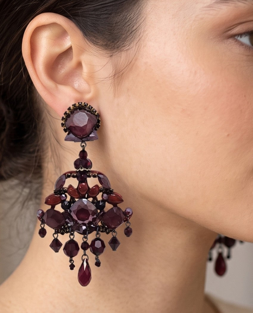 Pendientes largos de fiesta Dublos granates vistos puestos en oreja