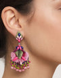 Pendientes largos de fiesta Dublos en tonos rosa y verde vistos puestos en modelo