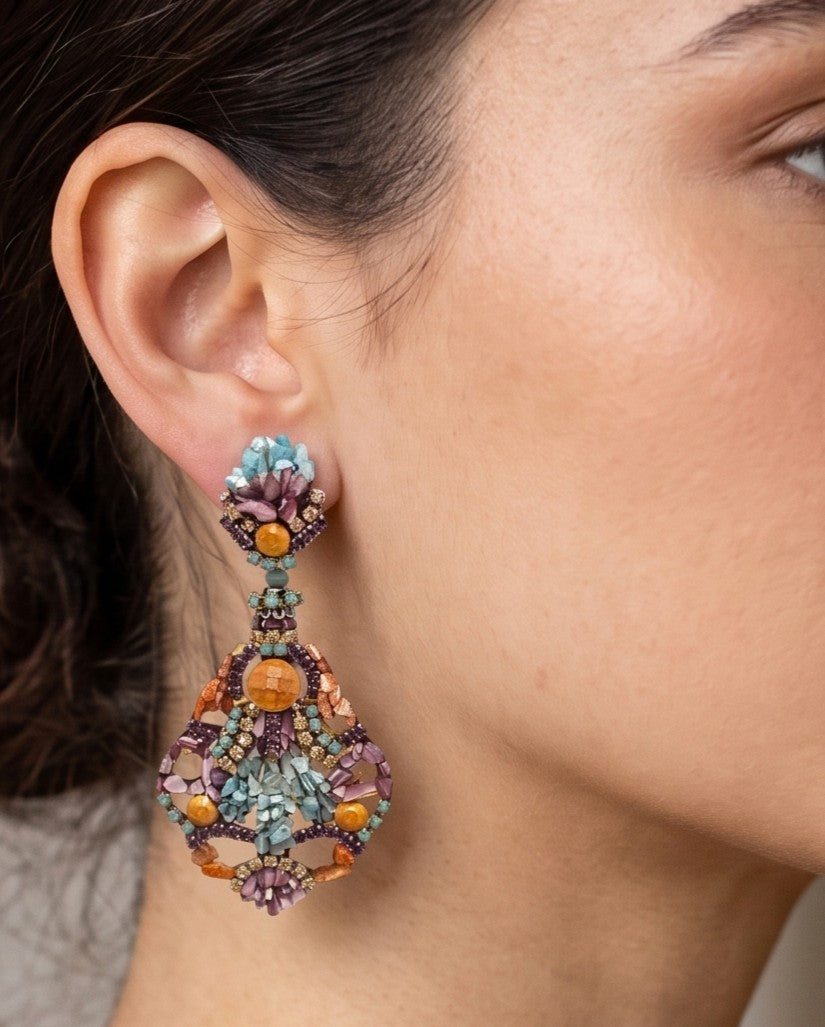 Pendientes largos de fiesta Dublos en tonos turquesa y ámbar vistos puestos en modelo