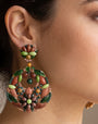Pendientes florales de fiesta Dublos en verde y bronce vistos puestos en modelo