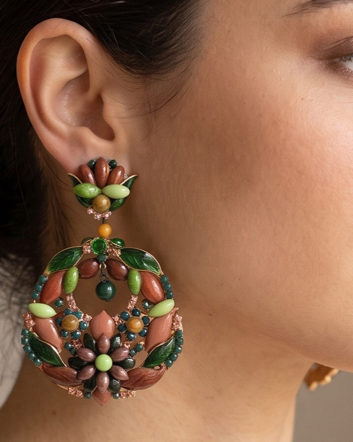 Pendientes florales de fiesta Dublos en verde y bronce vistos puestos en modelo