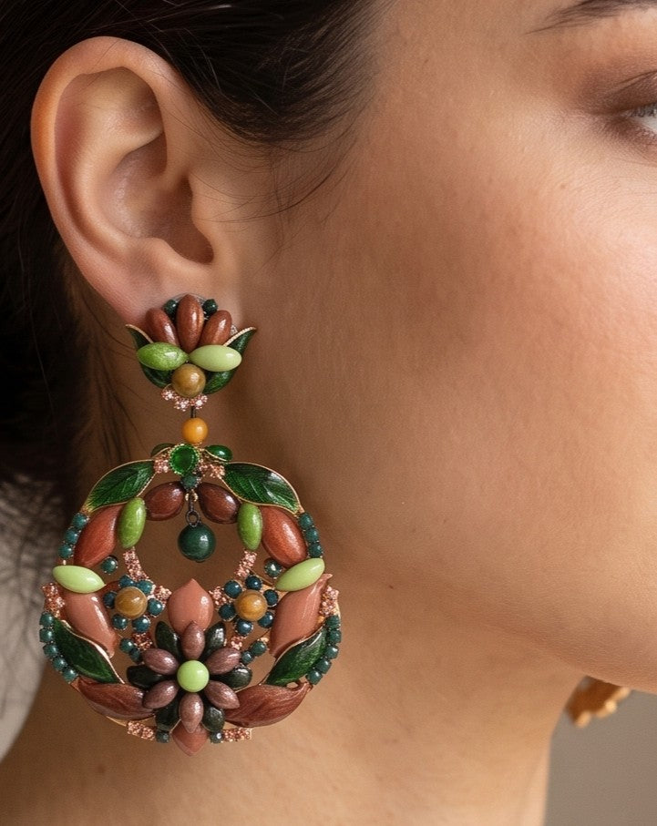 Pendientes florales de fiesta Dublos en verde y bronce vistos puestos en modelo