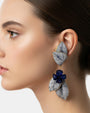 Pendientes grandes de flor azul y hojas grises en modelo, joyería elegante Sanci