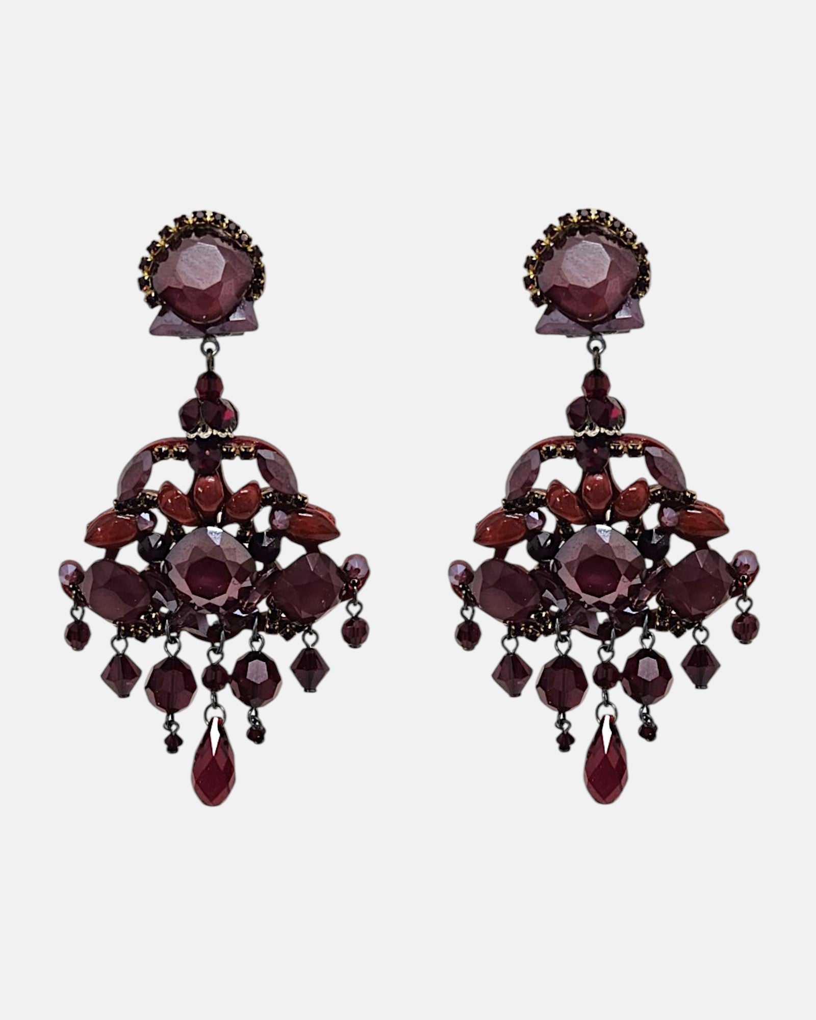 Pendientes de invitada para boda de la firma Dublos en color granate con piedras y lágrimas colgantes