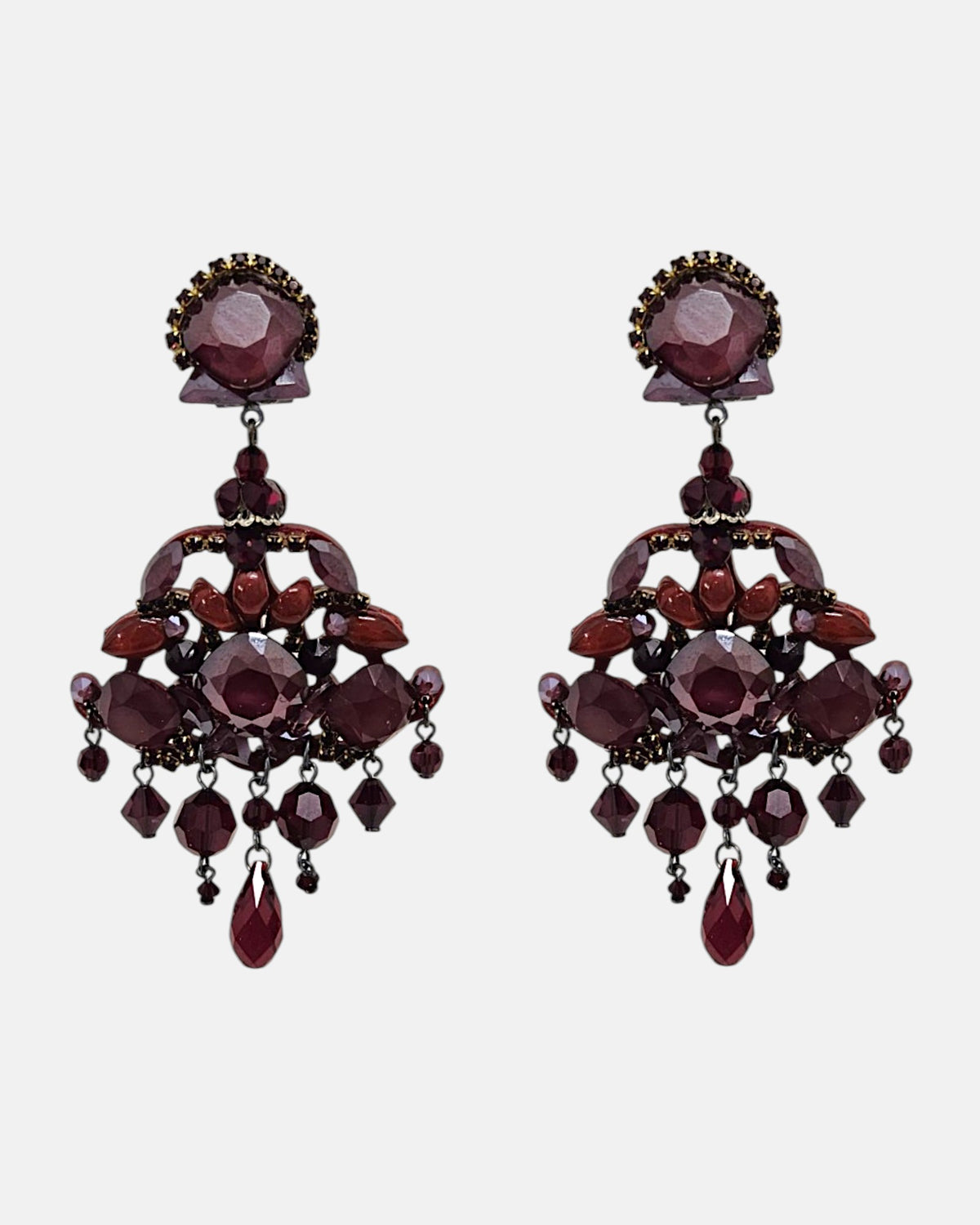 Pendientes de invitada para boda de la firma Dublos en color granate con piedras y lágrimas colgantes