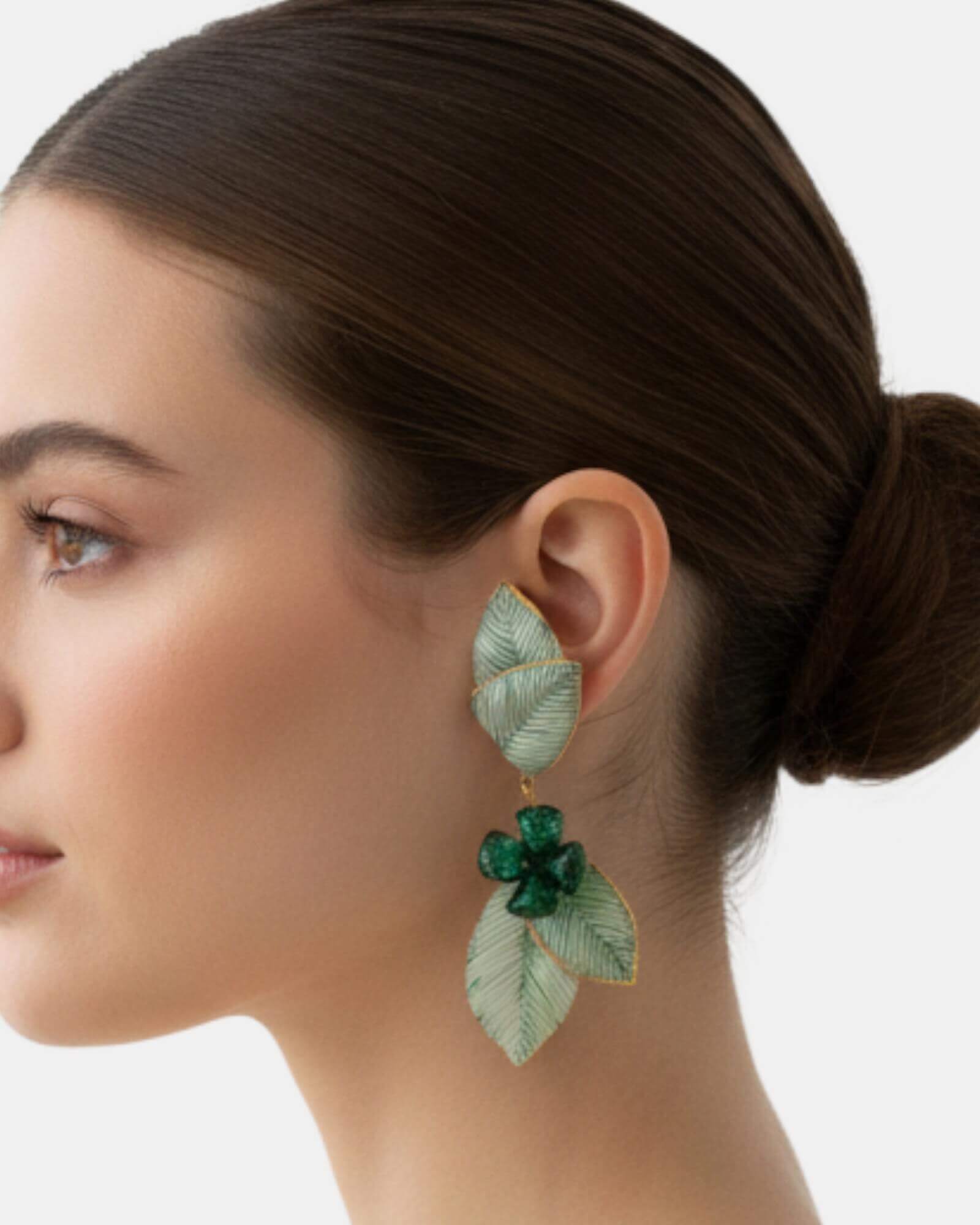 Pendientes largos artesanales de resina verde con forma de hoja en modelo, joyería Sanci
