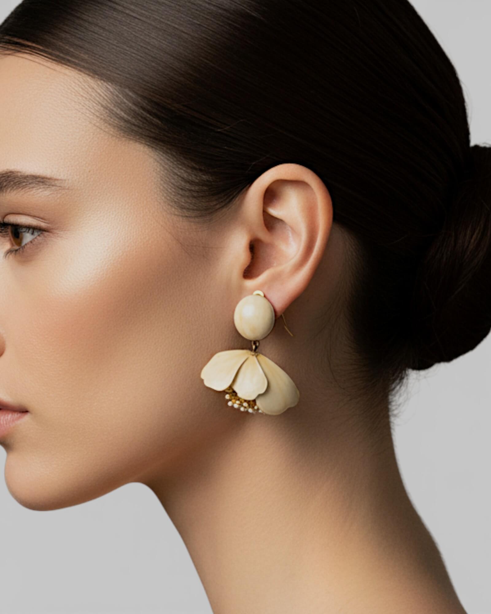 Modelo con pendientes largos botánicos beige, joyería elegante Sanci