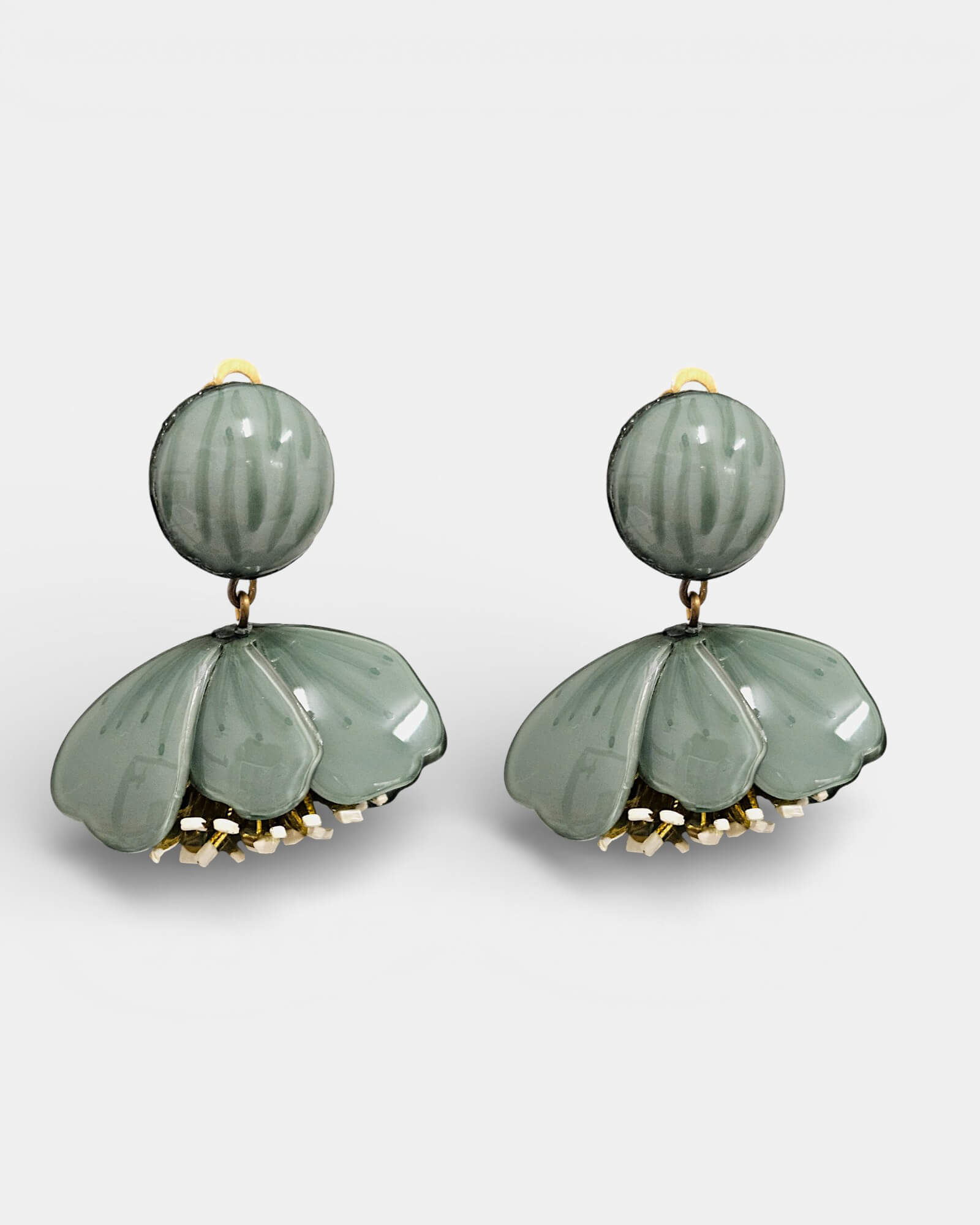 Pendientes largos botánicos con hojas verdes, diseño floral, Sanci accesorios modernos.