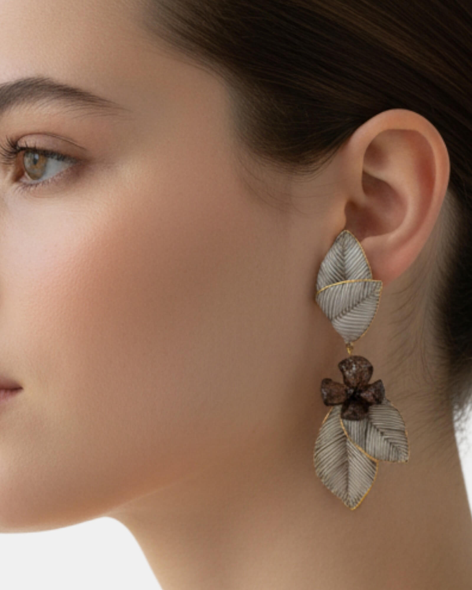Pendientes largos botánicos tonos tierra, diseño de hojas, moda Sanci