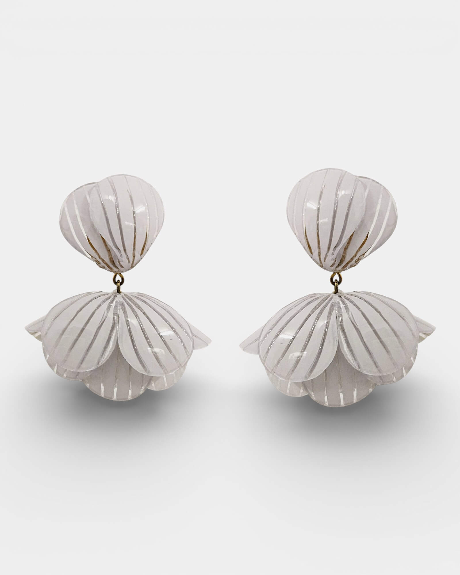 Pendientes maxi flor blanca translúcida diseño elegante Sanci sobre fondo blanco