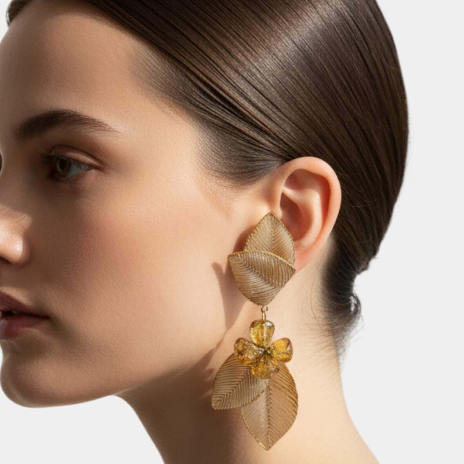 Pendientes maxi hojas doradas en modelo, joyería elegante Sanci