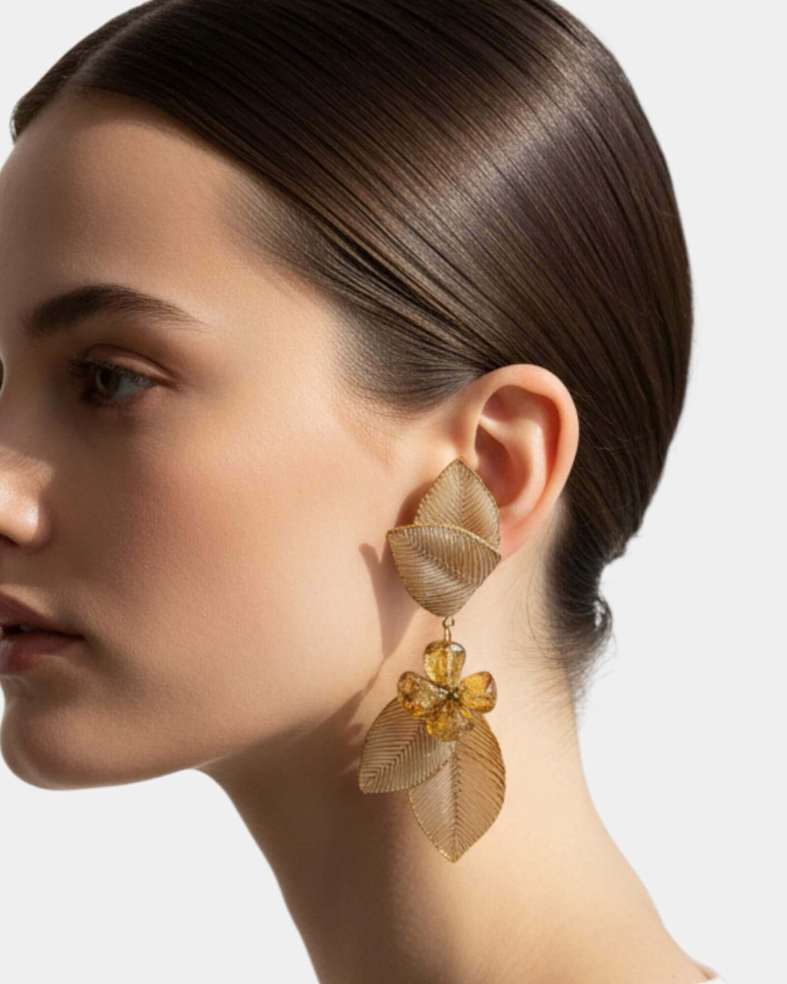 Pendientes maxi hojas doradas en modelo, joyería elegante Sanci