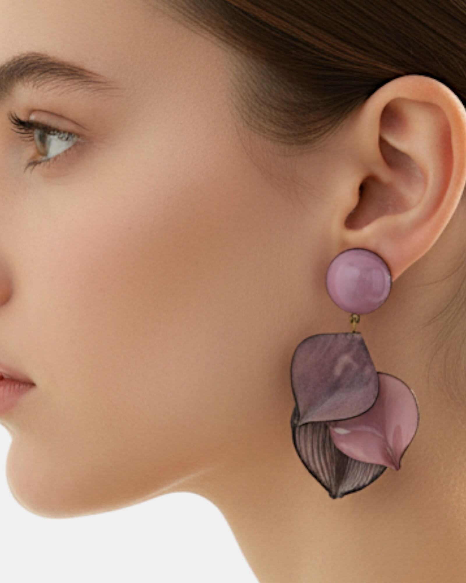 Pendientes maxi hojas rosas de Cilea Paris en oreja de mujer, joyería elegante Sanci