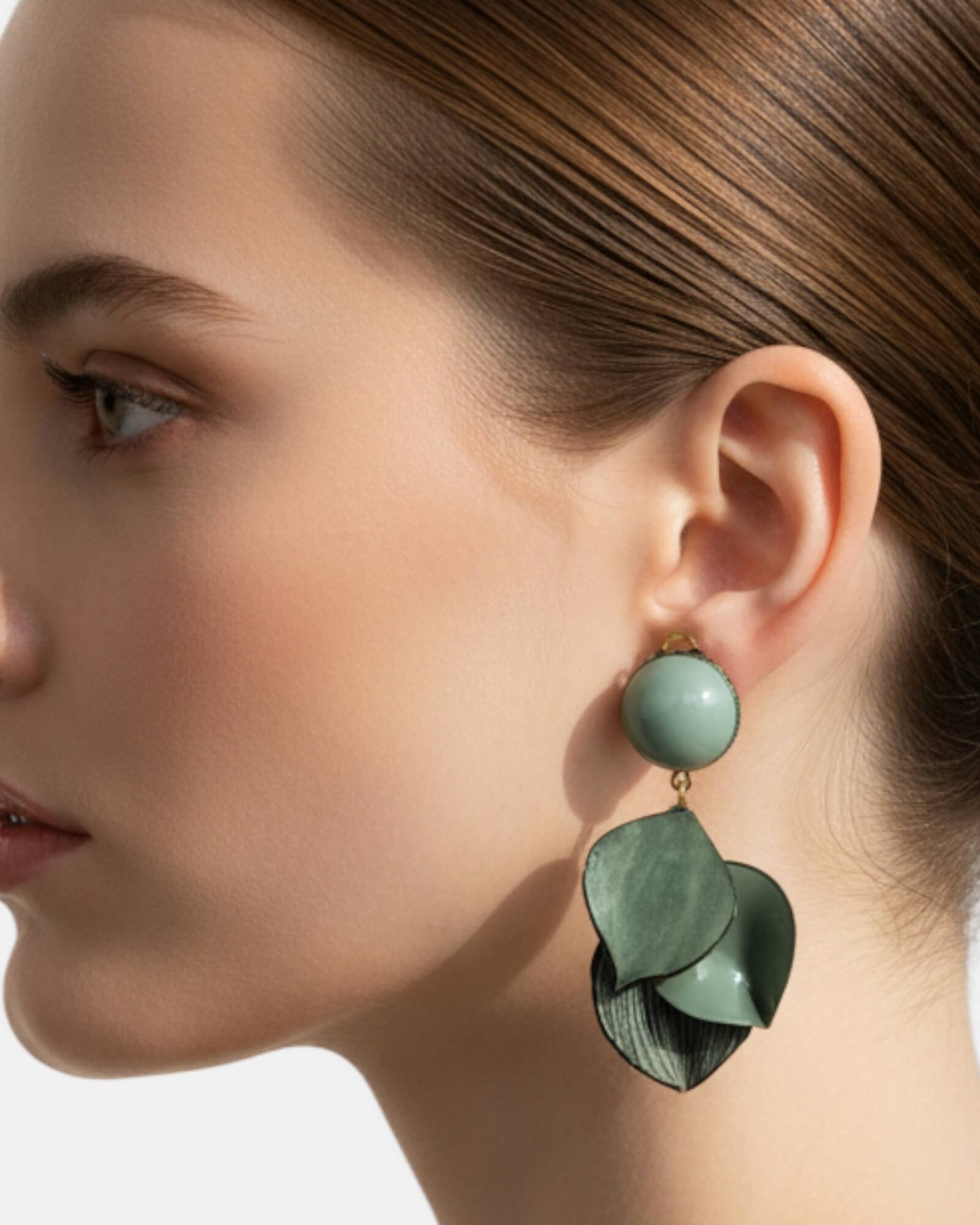 Pendientes maxi hojas verdes Cilea Paris en oreja de modelo, joyería elegante Sanci