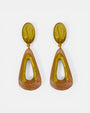 : Pareja de pendientes statement Gervaise de Dominique Denaive en forma de gota calada de resina rosa empolvado y oro sobre fondo blanco.