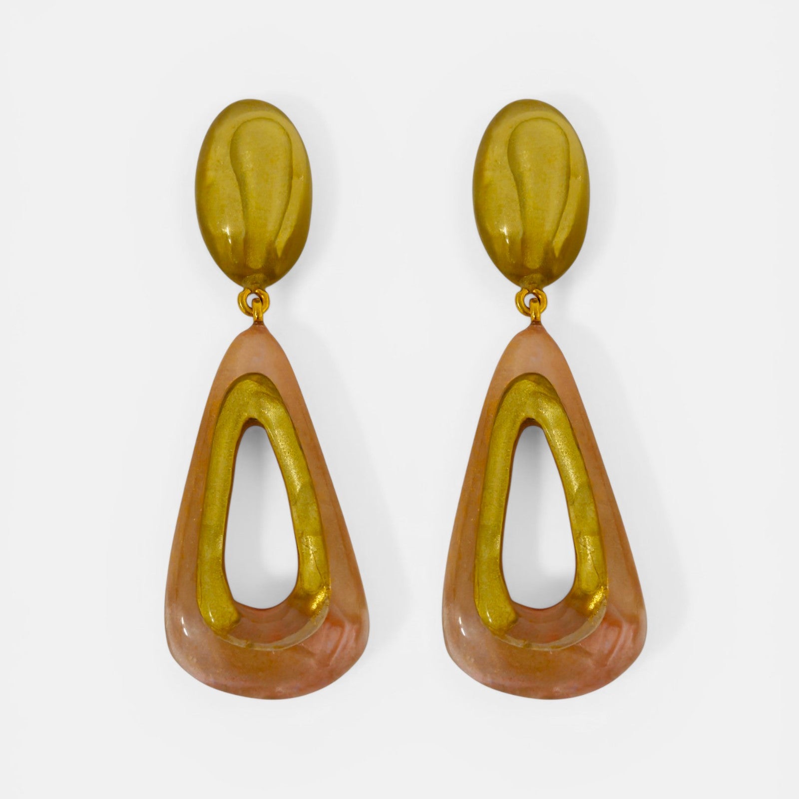 : Pareja de pendientes statement Gervaise de Dominique Denaive en forma de gota calada de resina rosa empolvado y oro sobre fondo blanco.