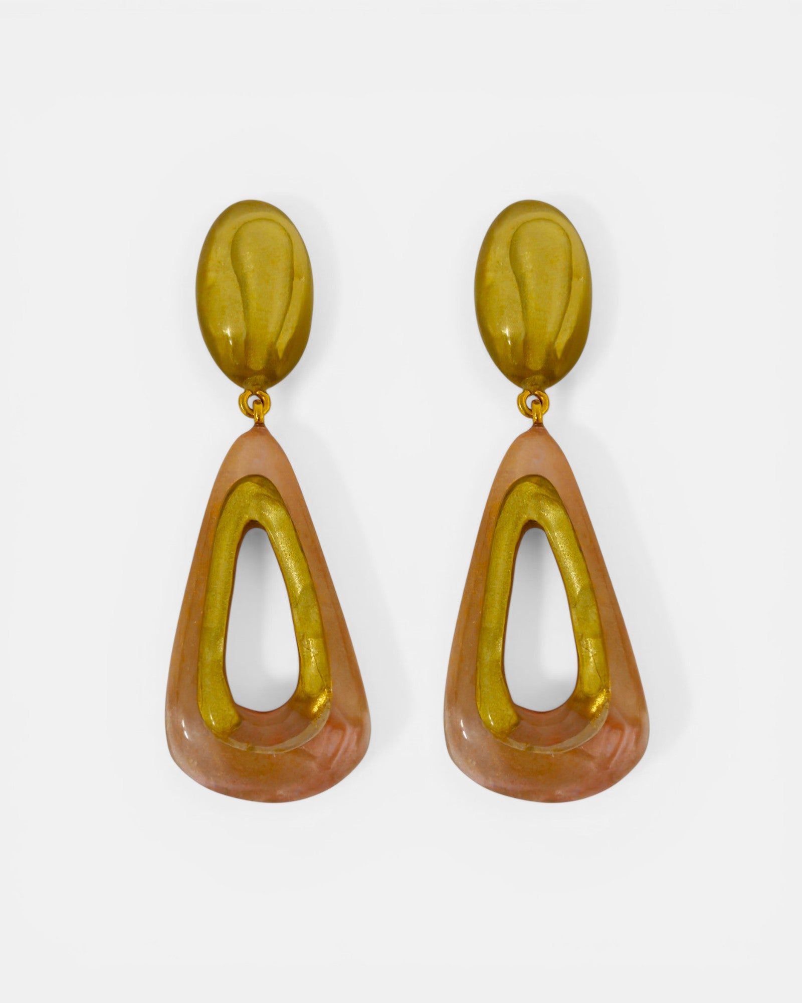 : Pareja de pendientes statement Gervaise de Dominique Denaive en forma de gota calada de resina rosa empolvado y oro sobre fondo blanco.
