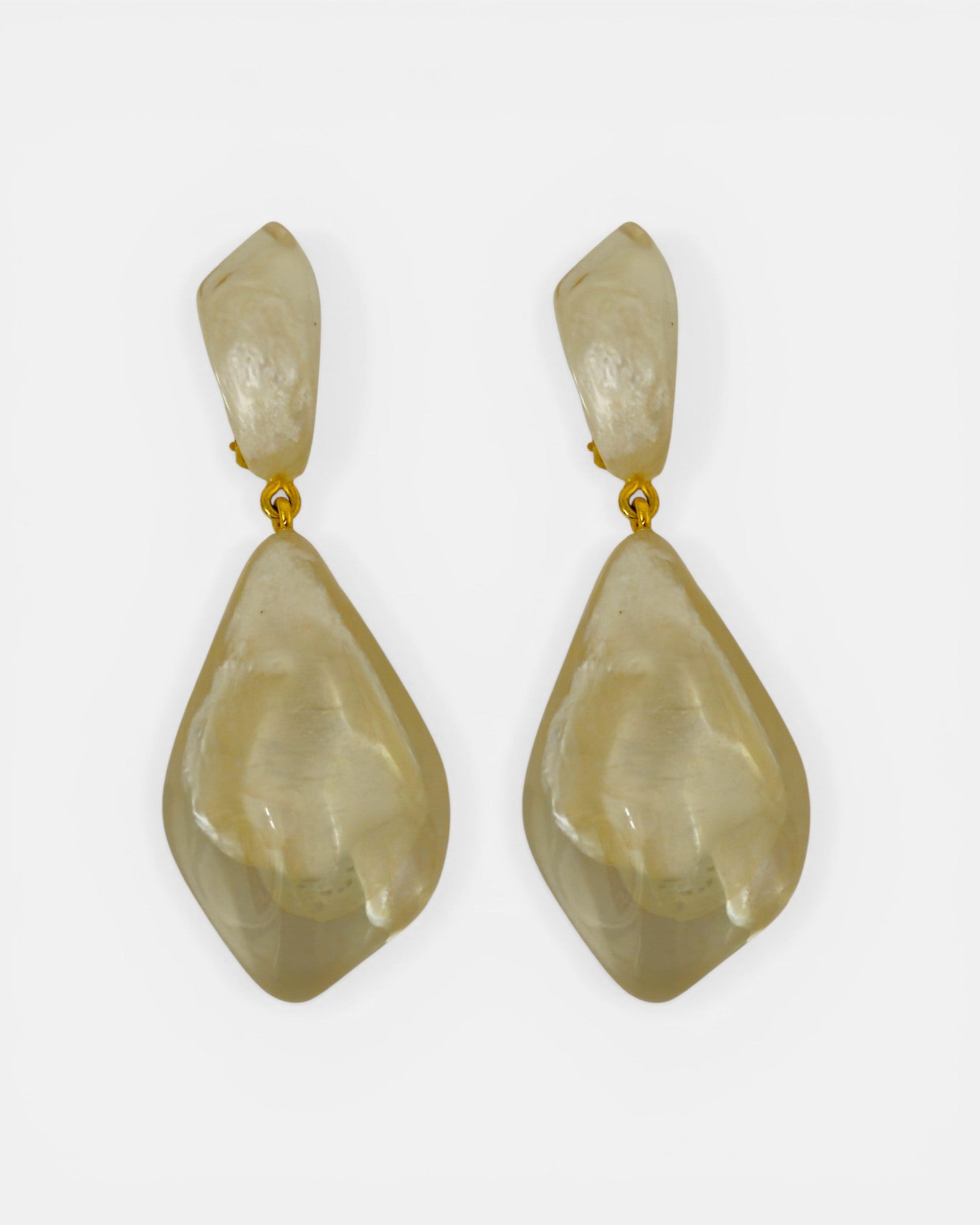 Pareja de pendientes largos Harel de Dominique Denaive en resina efecto nácar con diseño de gota orgánica sobre fondo blanco.