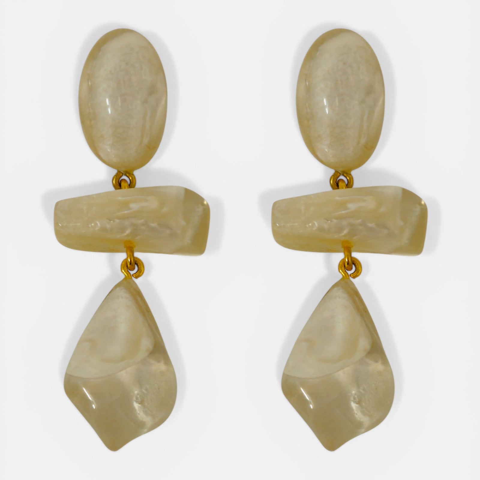 Par de pendientes largos tipo cascada Isma sobre fondo blanco, mostrando la combinación única de formas geométricas y resina nácar.