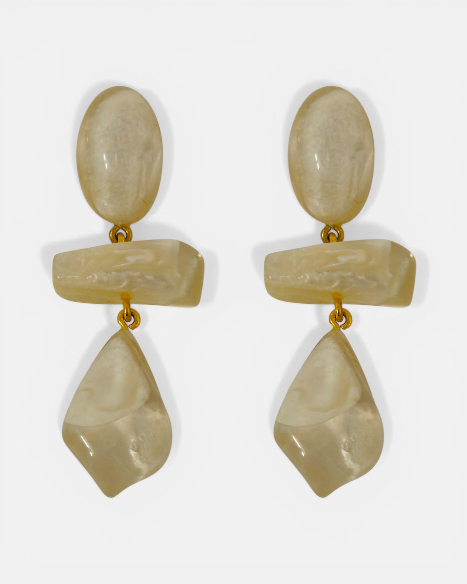 Par de pendientes largos tipo cascada Isma sobre fondo blanco, mostrando la combinación única de formas geométricas y resina nácar.