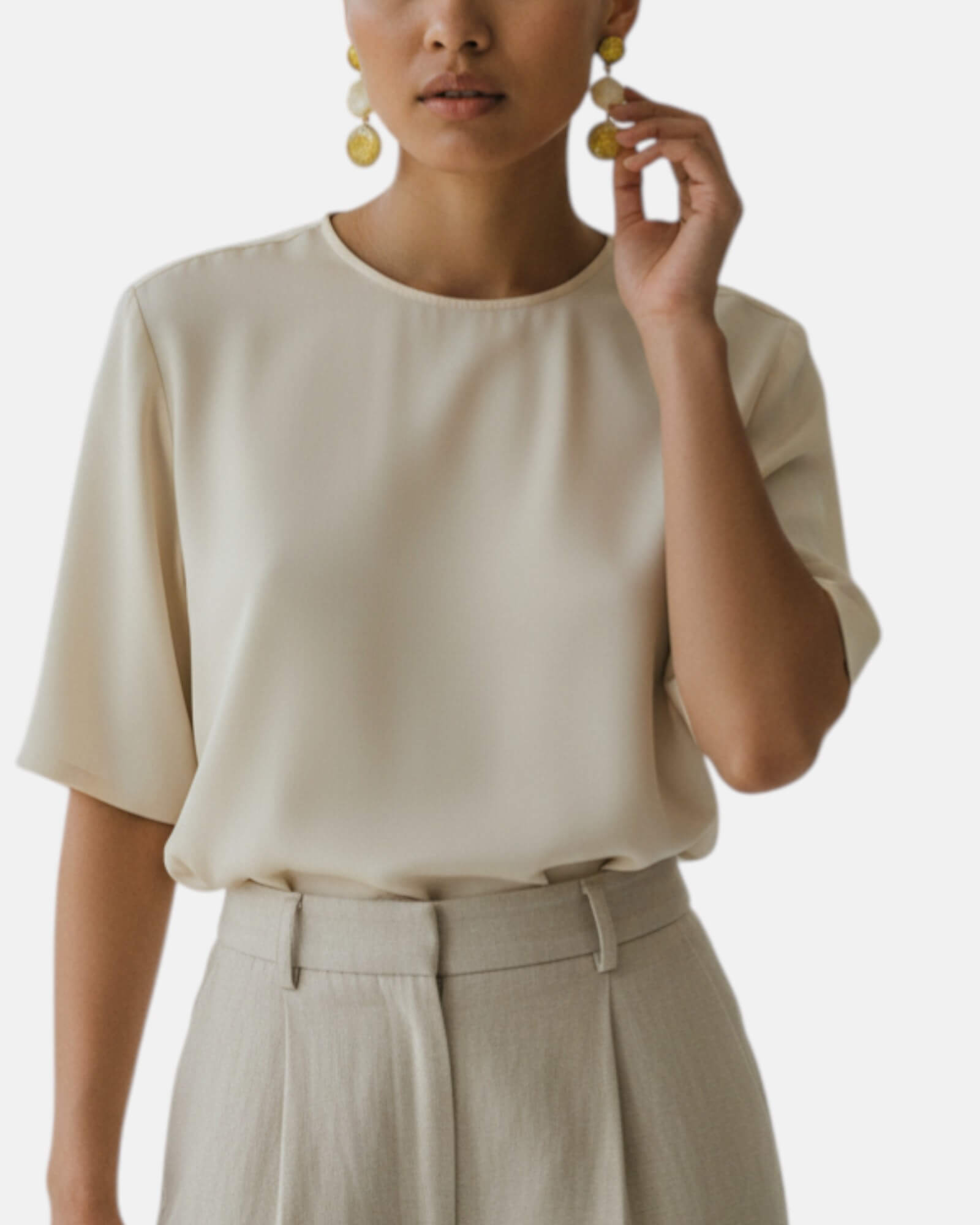 Mujer luciendo los pendientes Lizzy Multidune con un conjunto en tonos lino, destacando su elegancia y caída natural.