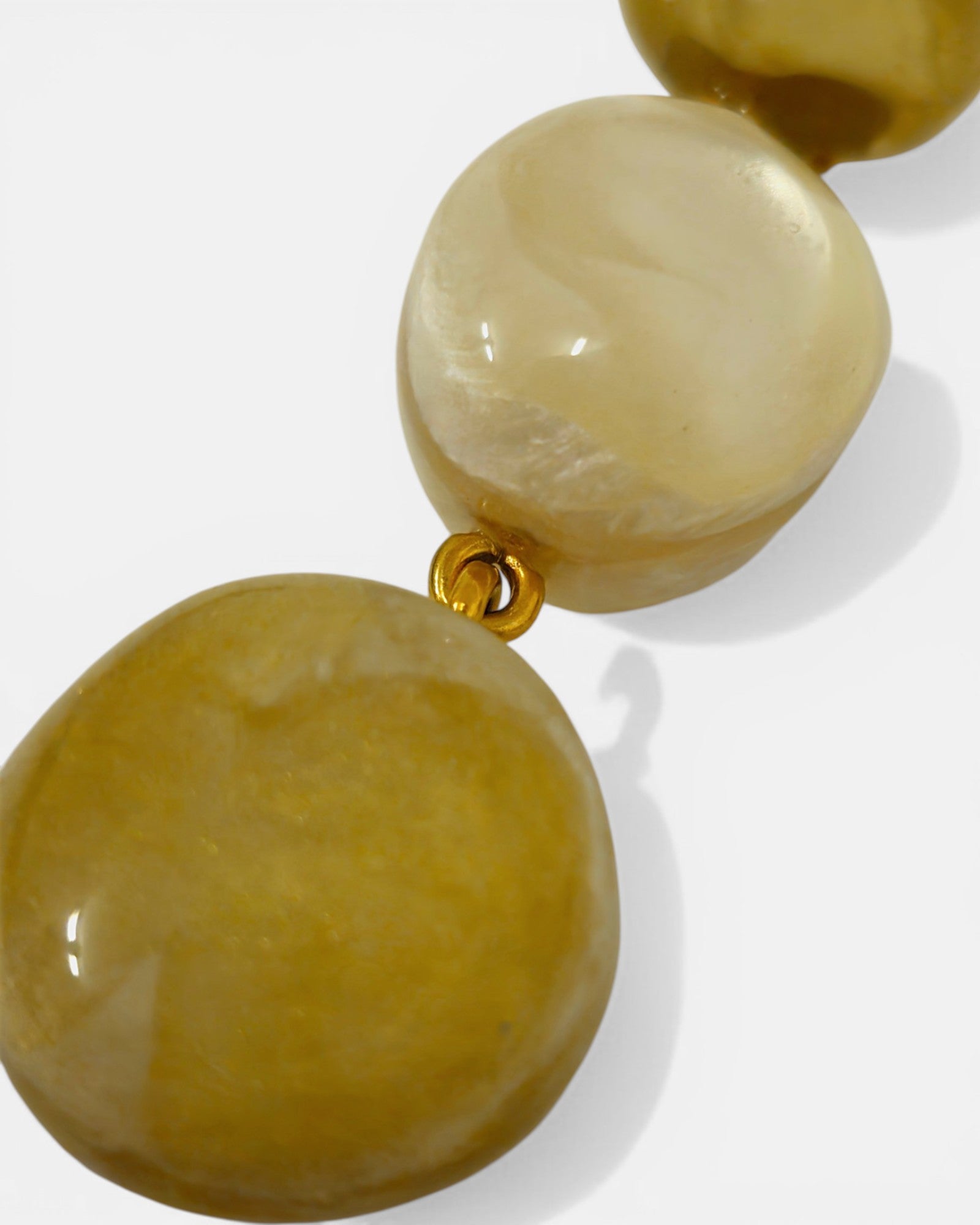 Detalle de la textura nacarada de la resina de Dominique Denaive unida por herrajes bañados en oro.