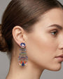 Mujer luciendo los pendientes statement Spin, resaltando su tamaño y cómo iluminan el rostro con un look recogido.
