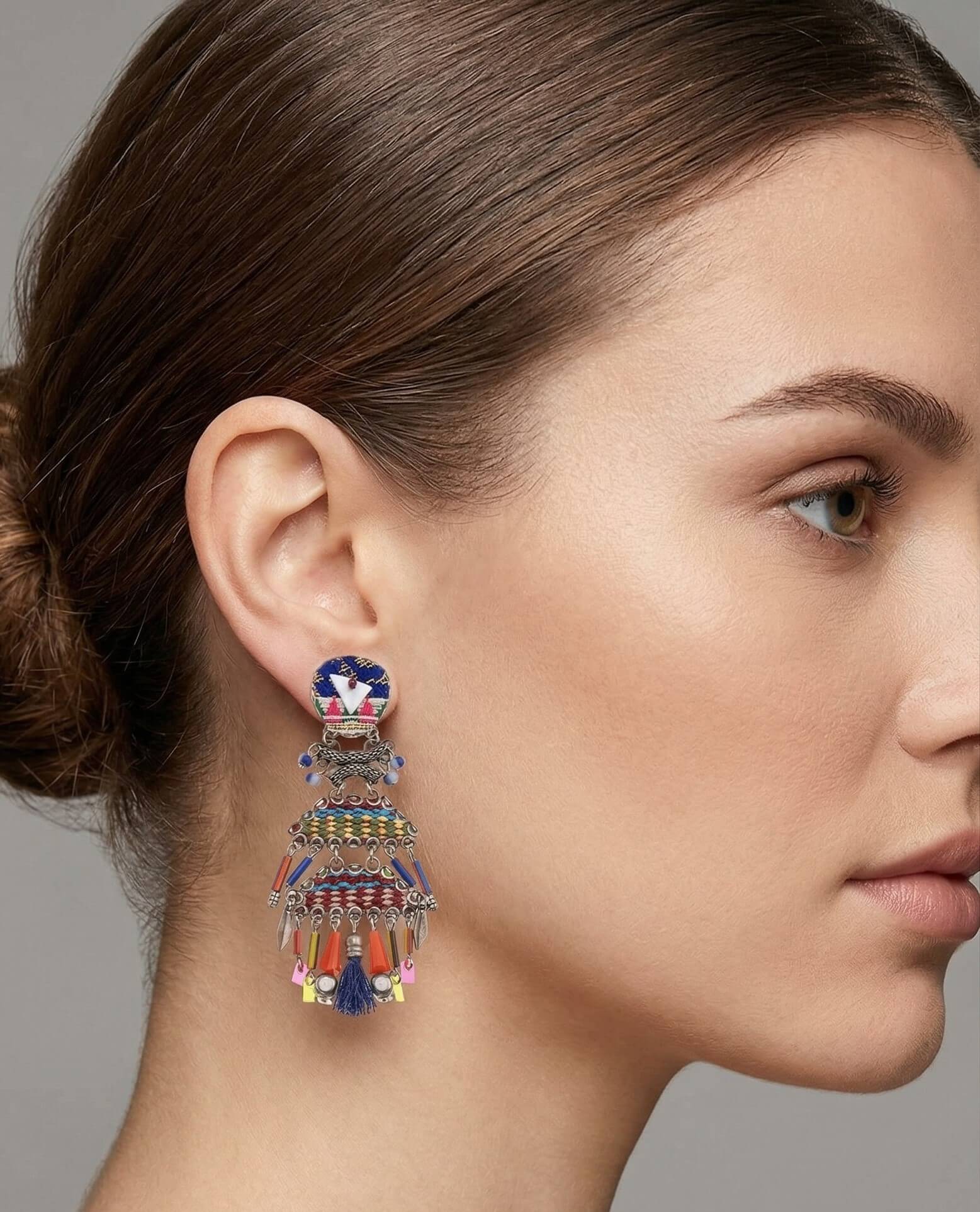 Mujer luciendo los pendientes statement Spin, resaltando su tamaño y cómo iluminan el rostro con un look recogido.