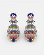 Pareja de pendientes chandelier Spin de Ayala Bar con diseño multicultural sobre fondo blanco.