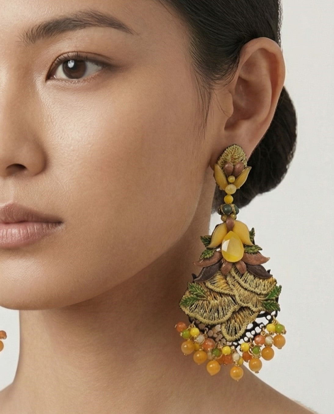 Mujer luciendo los pendientes Dublos de estilo trigo, destacando su gran tamaño y su elegancia de inspiración natural.