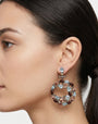 Mujer luciendo los aros de circonitas de Bohemme, resaltando su brillo elegante y tamaño versátil.
