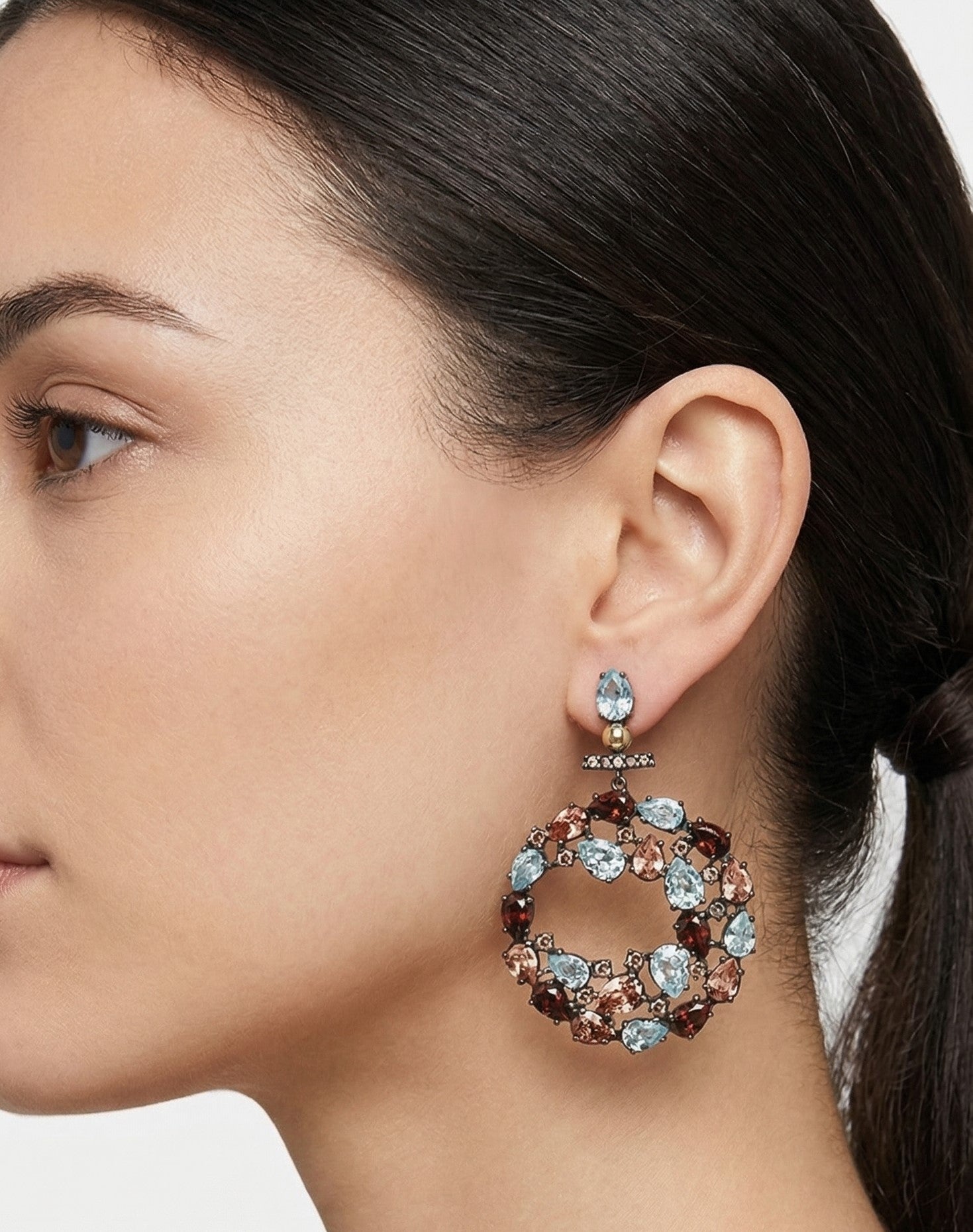 Mujer luciendo los aros de circonitas de Bohemme, resaltando su brillo elegante y tamaño versátil.