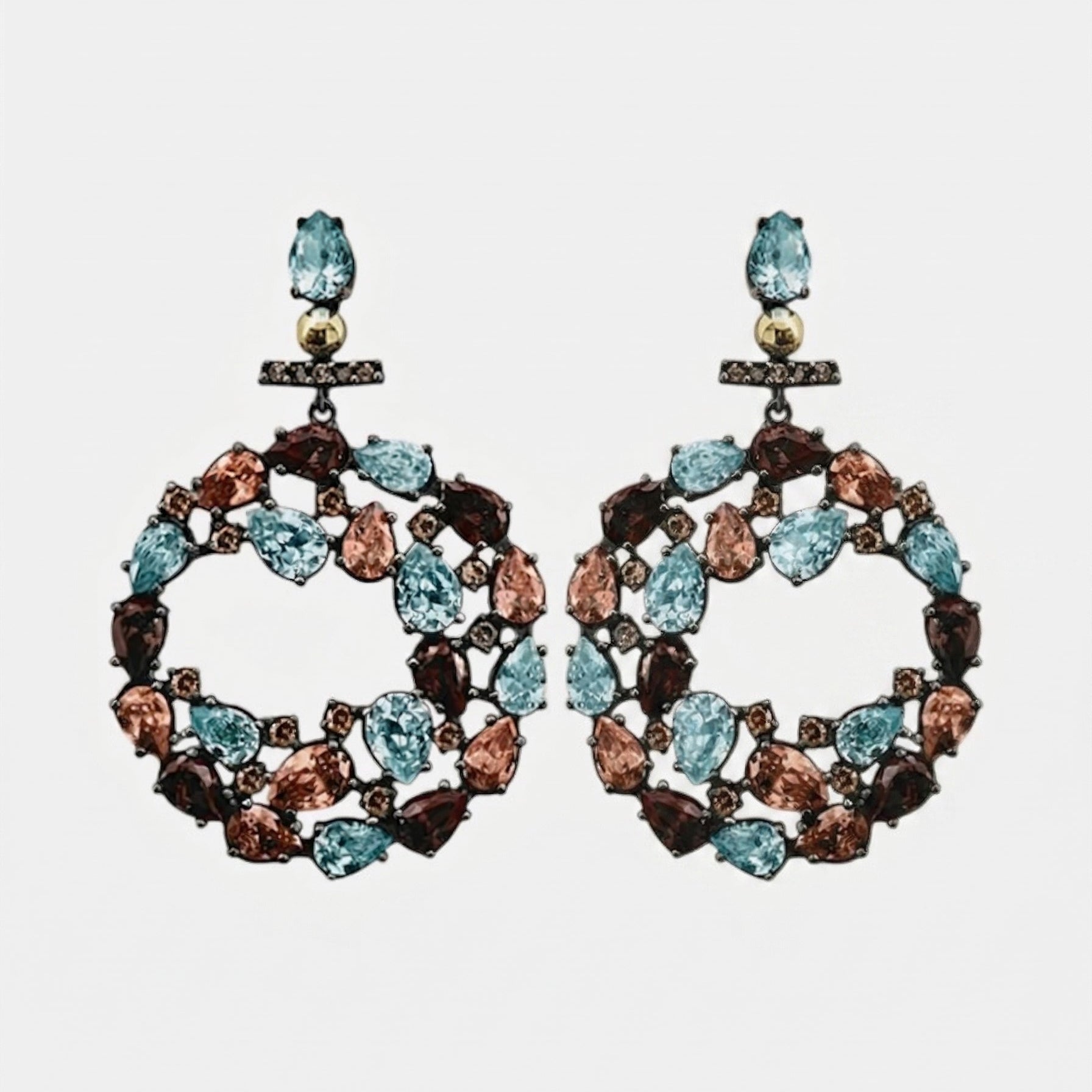 Pareja de pendientes de aro Bohemme con pavé frontal de circonitas blancas sobre plata oxidada.