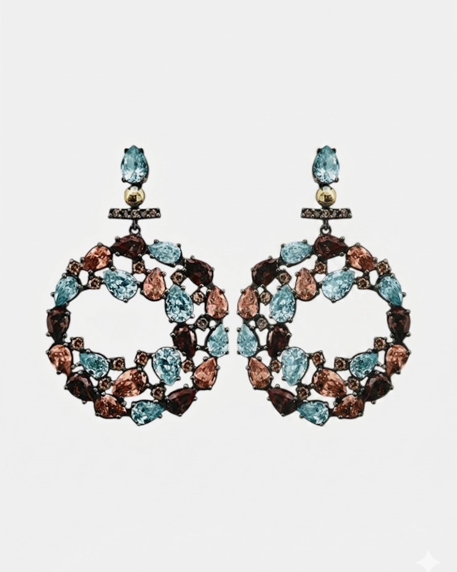 Pareja de pendientes de aro Bohemme con pavé frontal de circonitas blancas sobre plata oxidada.