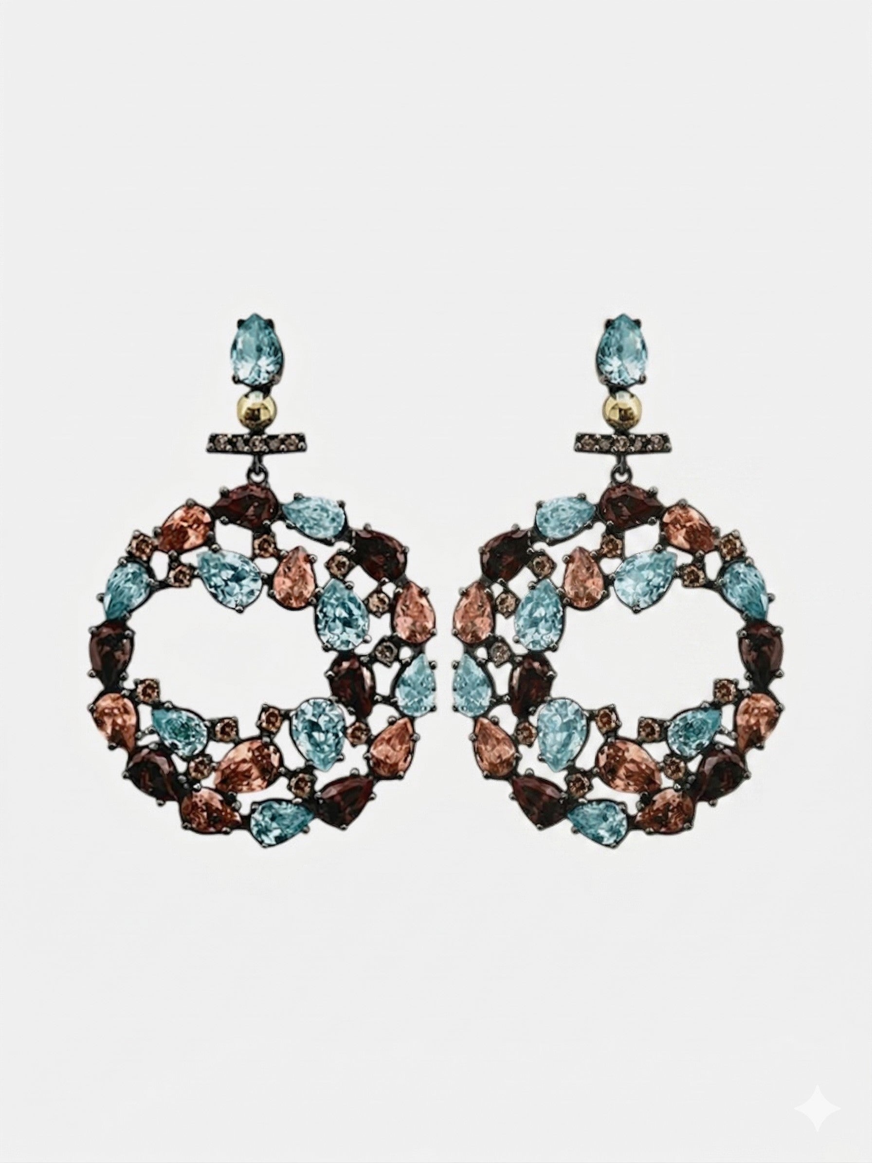 Pareja de pendientes de aro Bohemme con pavé frontal de circonitas blancas sobre plata oxidada.